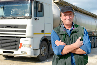 Motorista em frente a caminhão de cargas perigosas em Rio de Janeiro, pronto para o Curso MOPP online